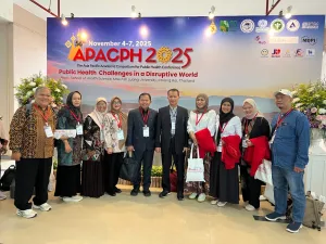 Dekan FKM Unhas, Prof. Dr. Sukri Palutturi, SKM., M.Kes., M.Sc.PH., Ph.D. (tengah), bersama tim dosen dan peneliti FKM Unhas, berfoto di area utama APACPH 2025 di Mae Fah Luang University, Chiang Rai, Thailand, usai mengikuti sesi konferensi internasional bertema Public Health Challenges in a Disruptive World, 4 November 2025.
